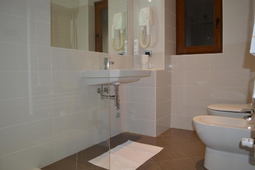 Canadian Hotel image 16