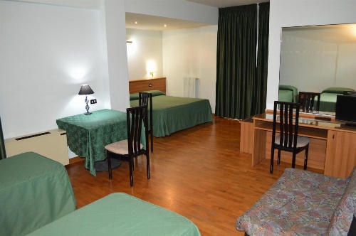 Canadian Hotel image 4